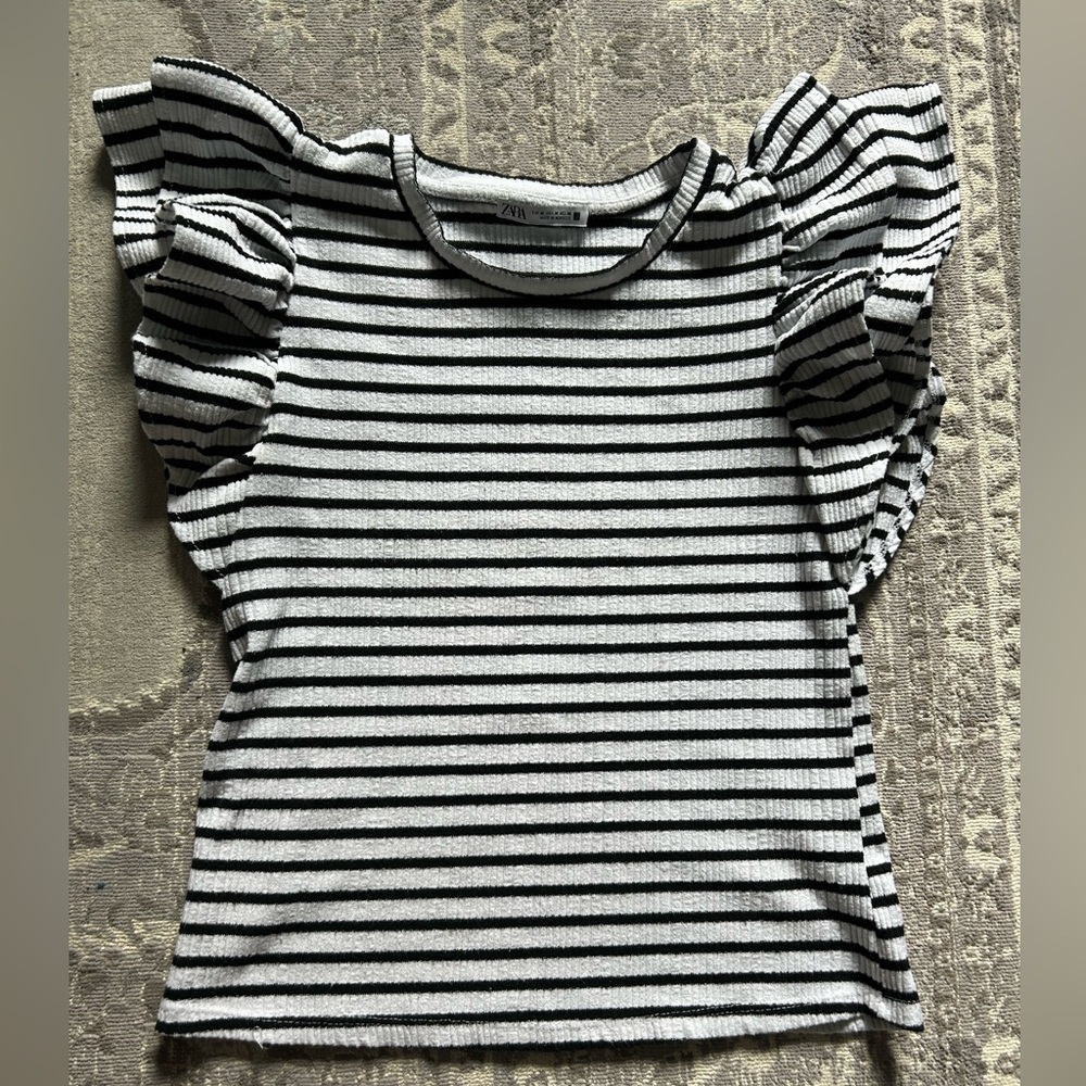 Zara flutter sleeve shirt. Like new condition. Size medium.